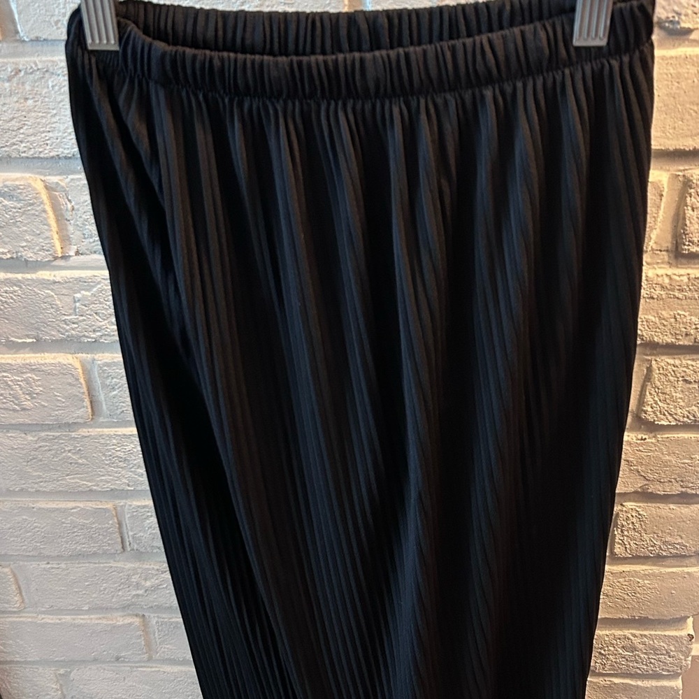 Uniqlo Black Pleated Maxi Skirt with Elastic Waistband